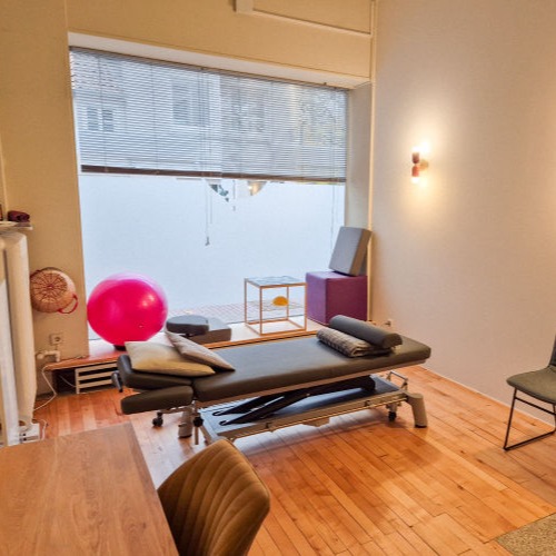 Eva Heidenreich mit Praxisschild Schlüpmann