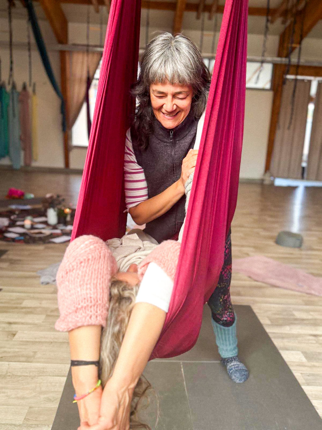 Britta Lorenz im Yogatuch, Aerial Yoga Gütersloh