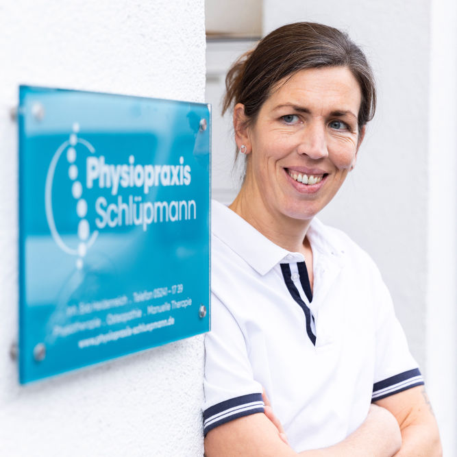 Eva Heidenreich mit Praxisschild Schlüpmann