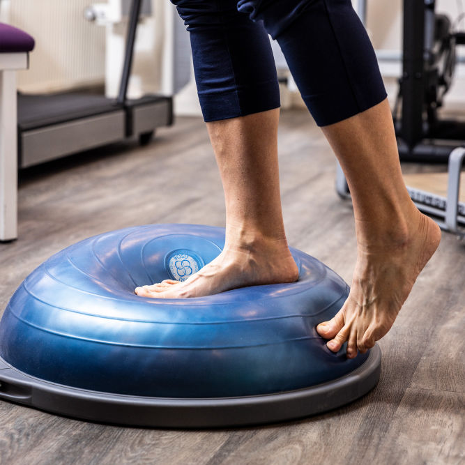 Patientin auf Gymnastikball